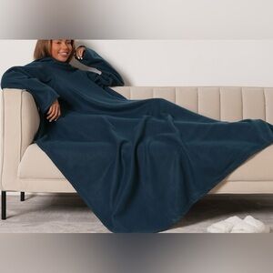 Wearable dark blue/black blanket